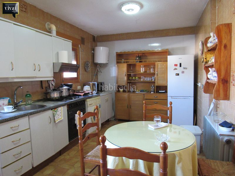 Foto 6de5a182-693e-494b-a949-85e6f5d19643. Casa aparellada amb xemeneia a Escalona