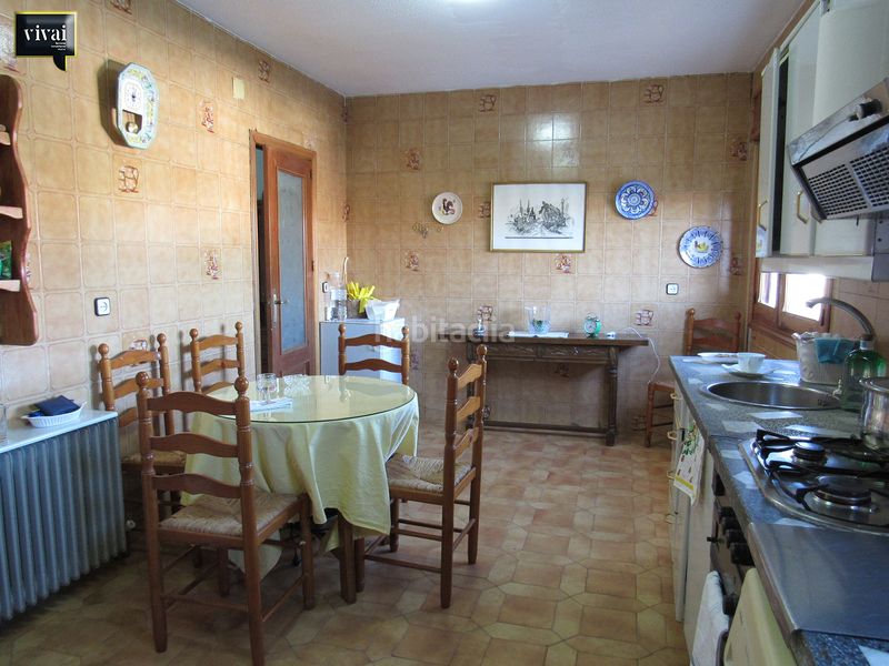 Foto 8584650b-c49e-4163-a4ba-5be195506fe0. Casa aparellada amb xemeneia a Escalona