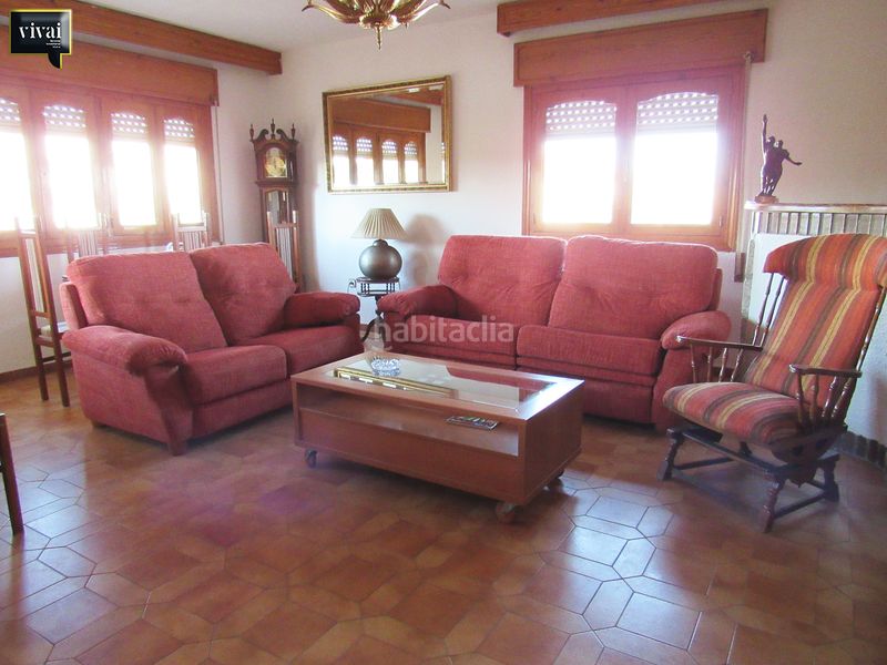 Foto b42011b5-694e-48ed-8443-58a7ac58ef73. Casa aparellada amb xemeneia a Escalona