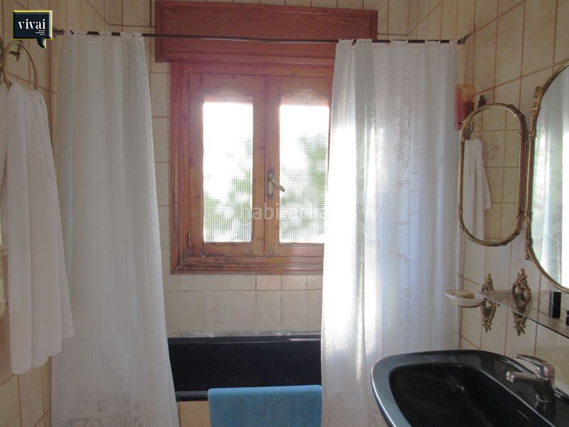 Foto c1e353cc-b36e-4f2d-8427-908b3401389e. Casa aparellada amb xemeneia a Escalona