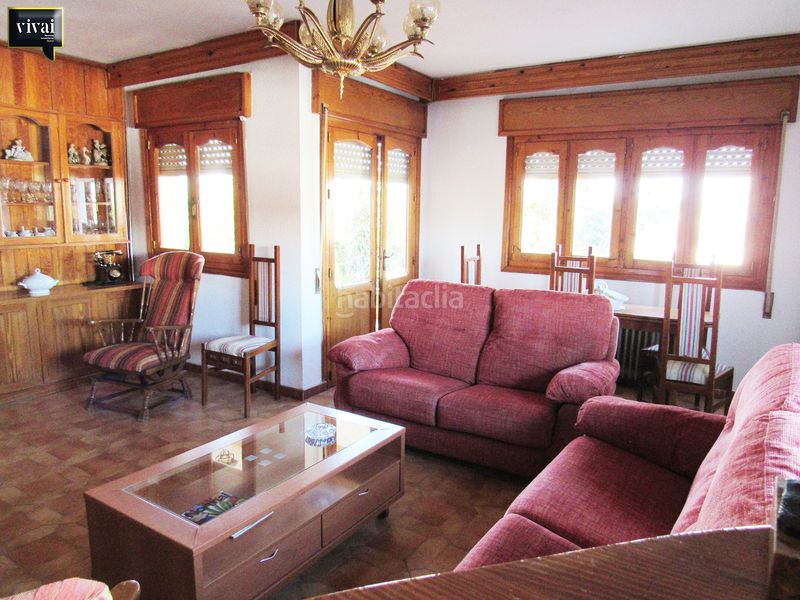 Foto c863d24d-c014-4e64-bcab-0306afc7484a. Casa aparellada amb xemeneia a Escalona