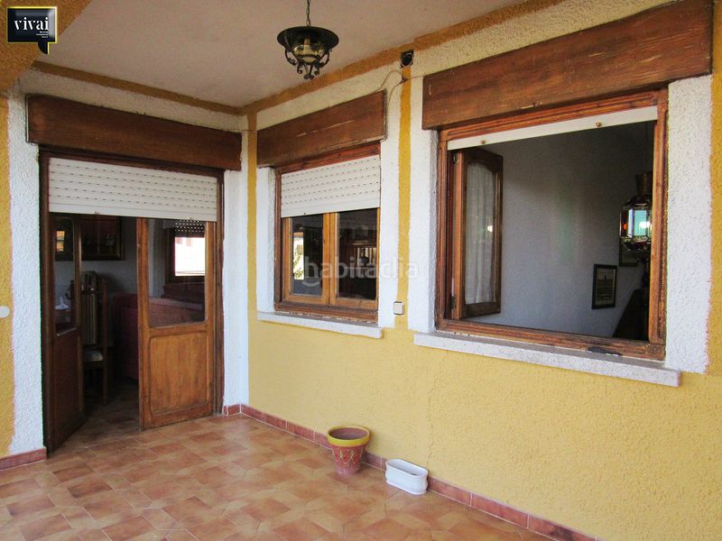 Foto dc4d6083-f731-4e2b-bf13-3e889a84c2e4. Casa aparellada amb xemeneia a Escalona