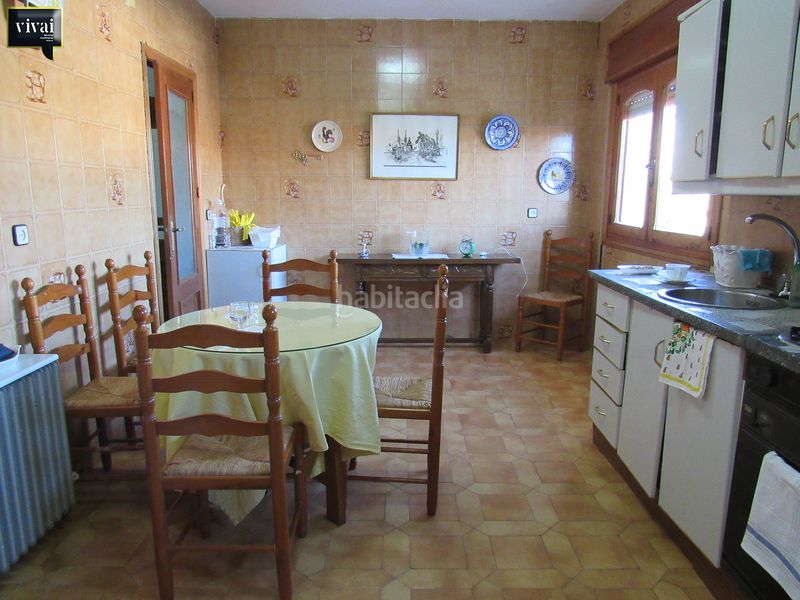 Foto dff3f95c-6c2b-47c3-bf46-c6302372b033. Casa aparellada amb xemeneia a Escalona