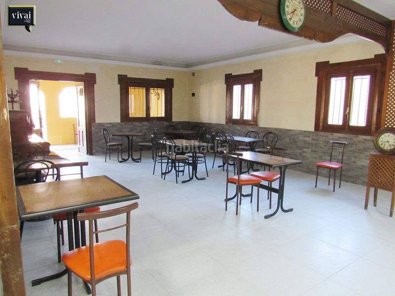 Foto f74fa974-f860-49e2-904e-c94344b37eef. Casa aparellada amb xemeneia a Escalona