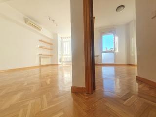 Alquiler Apartamento  Calle del monte perdido. Vivienda reformada, muy luminosa