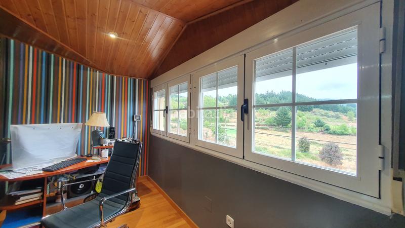 Foto a840bd29-f71f-47db-a894-8219f97005c3. Chalet con camino parcheggio in Vega de Espinareda