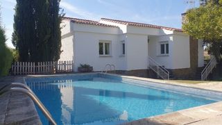 Chalet à Cerro Alarcón. Piscina y casita auxiliar