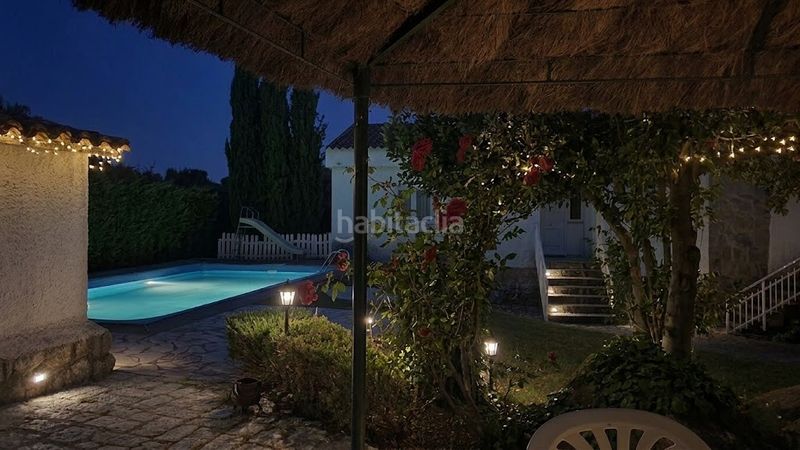 Foto b55f289d-d777-4a96-a9e8-adca91306940. Xalet amb xemeneia calefacció aparcament piscina a Valdemorillo