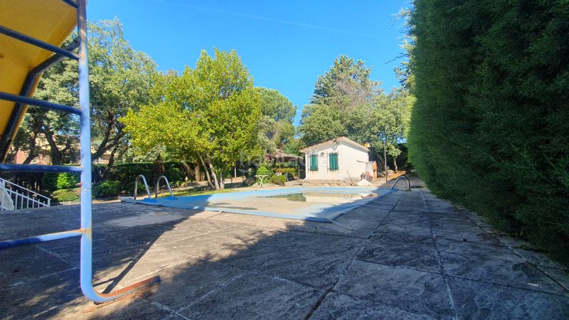 Foto b9d791dd-39b1-417d-a6e0-24045090191e. Xalet amb xemeneia calefacció aparcament piscina a Valdemorillo