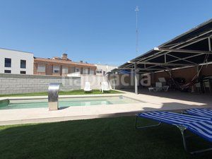 Foto 0aafc44f-21d2-4a75-9bcf-008769d7ec7b. Casa adossada amb xemeneia calefacció aparcament piscina a Villanueva de la Cañada