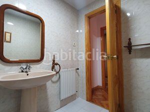Foto 1234234c-c3c7-4994-b92d-834b149a0f11. Casa adossada amb xemeneia calefacció aparcament piscina a Villanueva de la Cañada