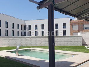 Foto 1411ad5e-72fd-4fff-b19f-5f4f2b1020f6. Casa adossada amb xemeneia calefacció aparcament piscina a Villanueva de la Cañada