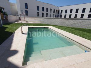 Foto 1f802117-08c3-4960-945e-213ea4c89cd7. Casa adossada amb xemeneia calefacció aparcament piscina a Villanueva de la Cañada