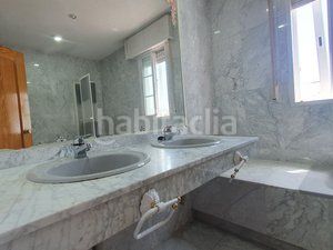 Foto 1f912e98-912d-4e48-b144-9c2230bf413a. Casa adossada amb xemeneia calefacció aparcament piscina a Villanueva de la Cañada
