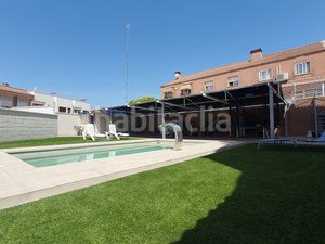 Foto 3ab43485-35a1-4762-ab31-f3d8912096d4. Casa adossada amb xemeneia calefacció aparcament piscina a Villanueva de la Cañada