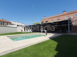 Foto 41df33df-182b-43c6-af0a-a4ee1dd31e2b. Casa adossada amb xemeneia calefacció aparcament piscina a Villanueva de la Cañada