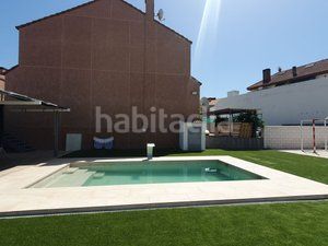 Foto 464f04f2-d6b0-49cd-82b8-73ace7e7117d. Casa adossada amb xemeneia calefacció aparcament piscina a Villanueva de la Cañada