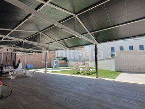 Foto 47a7c7cf-d078-4efc-90e2-4fd81bb45811. Casa adossada amb xemeneia calefacció aparcament piscina a Villanueva de la Cañada