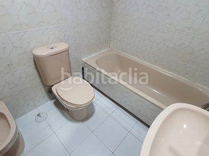 Foto 4c05def7-23de-445a-bfb0-c2b94b1868a8. Casa adossada amb xemeneia calefacció aparcament piscina a Villanueva de la Cañada