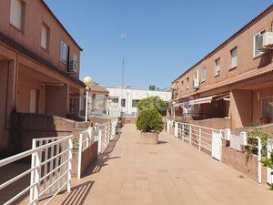 Foto 4fd4a110-0c54-4ffb-b202-cc9558df8280. Casa adossada amb xemeneia calefacció aparcament piscina a Villanueva de la Cañada