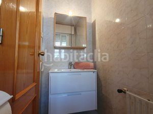 Foto 5cf27f01-6890-4855-a30c-f27508e5c8ea. Casa adossada amb xemeneia calefacció aparcament piscina a Villanueva de la Cañada
