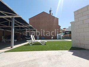 Foto 5d0dad12-cce2-4d89-85ed-5e4deba219e5. Casa adossada amb xemeneia calefacció aparcament piscina a Villanueva de la Cañada