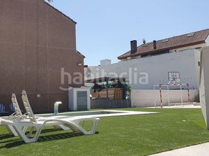 Foto 64eacde0-06ff-475c-a876-d9dbf6628e4b. Casa adossada amb xemeneia calefacció aparcament piscina a Villanueva de la Cañada