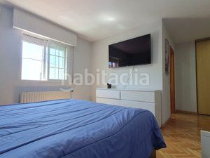 Foto 66ea1cd2-dfa1-4a08-88e5-ff5398f9526a. Casa adossada amb xemeneia calefacció aparcament piscina a Villanueva de la Cañada