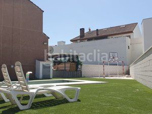 Foto 6cd338a6-a5cf-4930-ace9-0bb664f58648. Casa adossada amb xemeneia calefacció aparcament piscina a Villanueva de la Cañada
