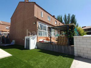 Foto 7aec4b6f-2e49-46bb-afb4-faa150d0e432. Casa adossada amb xemeneia calefacció aparcament piscina a Villanueva de la Cañada