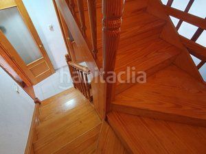Foto 81b15139-f69e-46ac-977b-03c5ffcda97b. Casa adossada amb xemeneia calefacció aparcament piscina a Villanueva de la Cañada