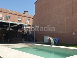 Foto 9123d5d7-a7f1-4003-8f96-5f596c325315. Casa adossada amb xemeneia calefacció aparcament piscina a Villanueva de la Cañada