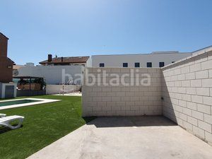 Foto a60fa348-119f-4e24-83c4-6875d1b48132. Casa adossada amb xemeneia calefacció aparcament piscina a Villanueva de la Cañada