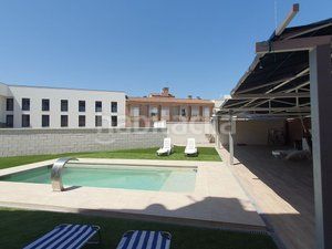 Foto c6b15b02-6ff1-4abc-b94e-a0de8eef4732. Casa adossada amb xemeneia calefacció aparcament piscina a Villanueva de la Cañada
