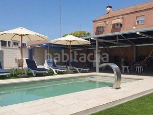 Foto d199ab1a-0de8-4ab0-833f-1214b66e75a7. Casa adossada amb xemeneia calefacció aparcament piscina a Villanueva de la Cañada