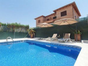 Casa bifamiliare in Olías del Rey. Pareado con piscina, para entrar a vivir