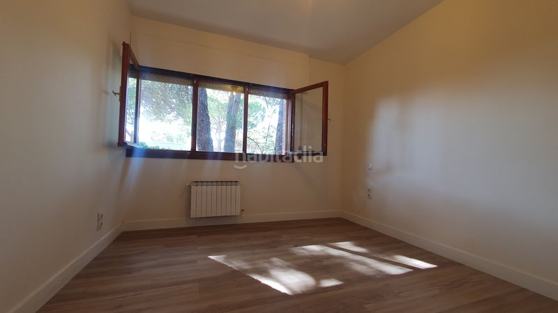 Foto c5490292-eee9-462c-96ae-469cf37ba032. Rent chalet with fireplace heating parking pool in Valdemorillo