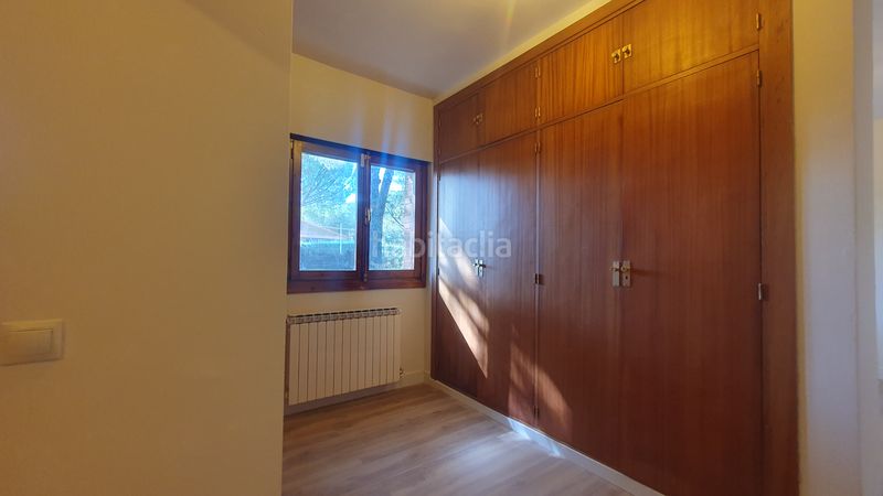 Foto cb8415ab-27c3-4fc0-8797-a2ab20edbef6. Rent chalet with fireplace heating parking pool in Valdemorillo
