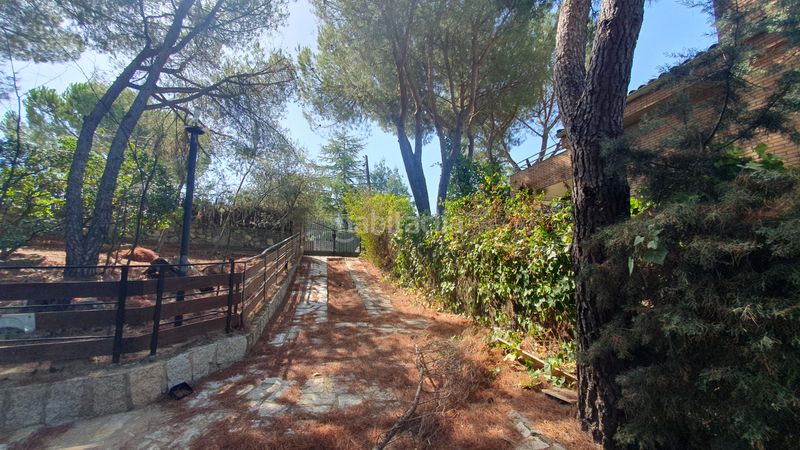 Foto e7f15e53-7add-4a61-9b80-d53c4936572e. Rent chalet with fireplace heating parking pool in Valdemorillo