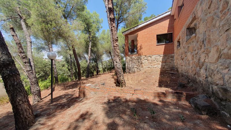 Foto eccdbc53-c5aa-4ba3-bf59-f56a62fd0653. Rent chalet with fireplace heating parking pool in Valdemorillo