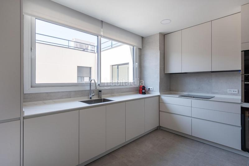 Foto 2e7c5c2c-1029-4729-a3e9-f7f837779a78. Alquiler ático atico duplex de 5 dormitorios en residencial maravillas en Madrid