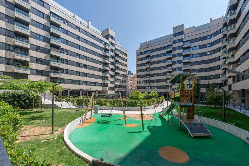 Foto a306c146-b0a9-431d-bba5-95a6326844d1. Alquiler ático atico duplex de 5 dormitorios en residencial maravillas en Madrid