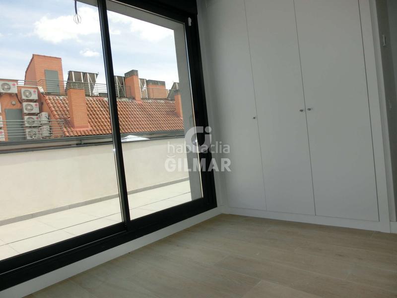 Foto 204fb52e-a974-4137-aee5-26cd181e411d. Ático presentamos esta exclusiva vivienda de obra nueva 2025, un ático dúplex con una espectacular terraza de 30 m, ideal para disfrutar en Madrid