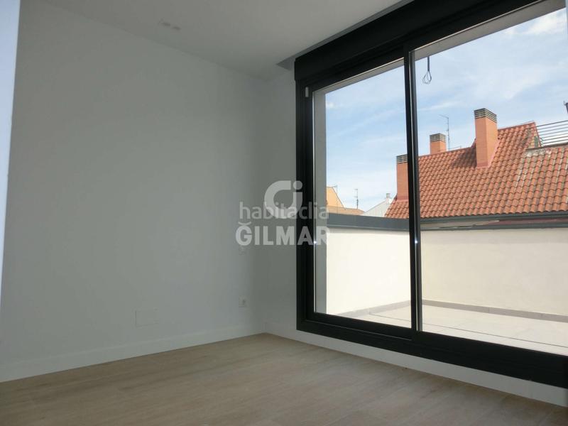 Foto 44d83fc3-5e1e-47e7-beb0-a5f0c35d7d34. Ático presentamos esta exclusiva vivienda de obra nueva 2025, un ático dúplex con una espectacular terraza de 30 m, ideal para disfrutar en Madrid