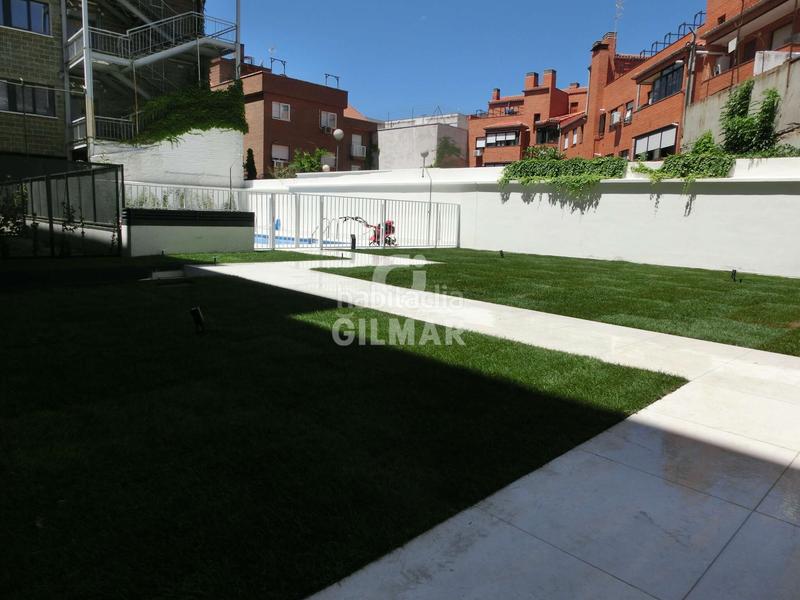 Foto b8b881f1-1a55-4ed7-a671-a1c517be1e78. Ático presentamos esta exclusiva vivienda de obra nueva 2025, un ático dúplex con una espectacular terraza de 30 m, ideal para disfrutar en Madrid