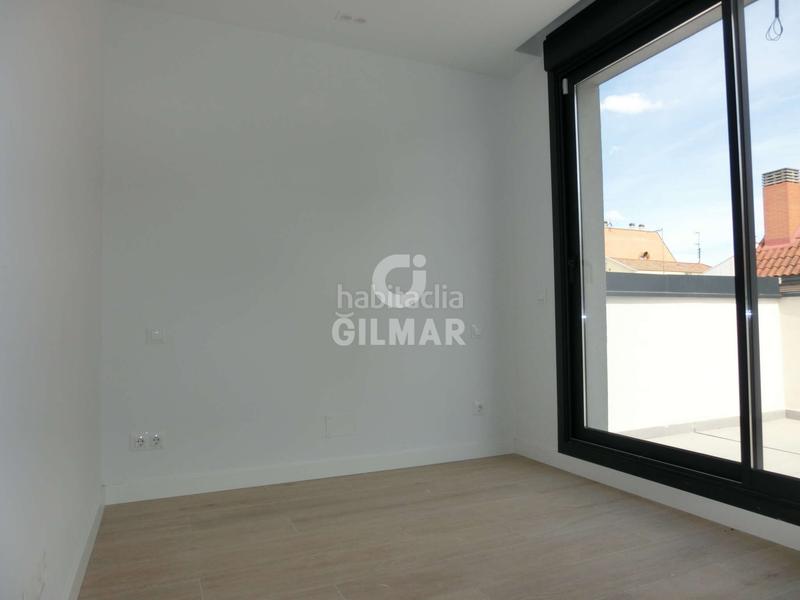 Foto fbaef1cc-948a-4e0d-a2f0-0fa5bfb261ad. Ático presentamos esta exclusiva vivienda de obra nueva 2025, un ático dúplex con una espectacular terraza de 30 m, ideal para disfrutar en Madrid