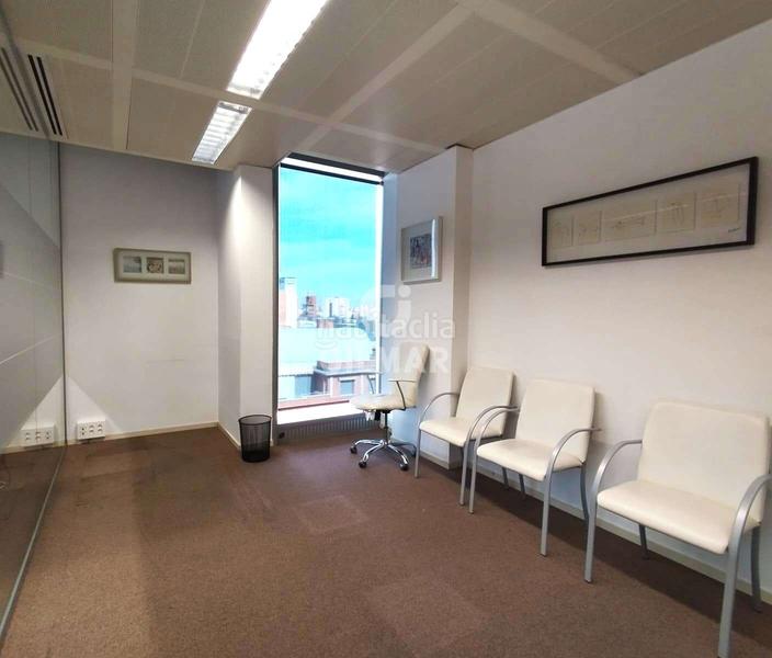 Foto d9555607-2c67-4b53-817e-8907ef7b4f42. Office space with heating parking in Las Águilas Madrid