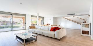 Maison jumelée à Valdepelayo-Montepinos-Arroyo Culebro. Descubre este impresionante chalet adosado situado en leganés, u