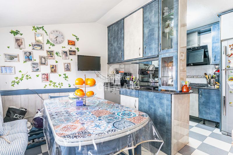 Casa adosada descubre el lujo y la comodidad en este impresionante chalet individual, ubicado en el barrio de cuatro vientos, en el distrito de en Madrid - Imagen 25