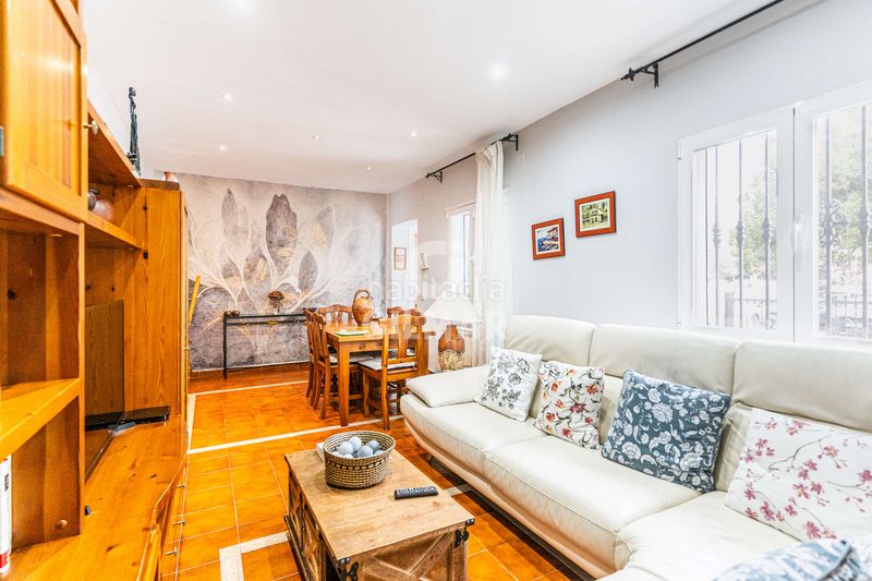 Casa adosada descubre el lujo y la comodidad en este impresionante chalet individual, ubicado en el barrio de cuatro vientos, en el distrito de en Madrid